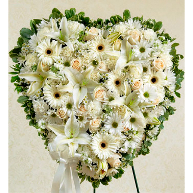 Corona de flores Corazón blanco de gerberas, rosas, liliums y claveles -  Sofiflor