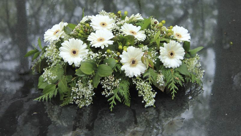 Qué Arreglos florales enviar para condolencias a un funeral – Blog SOFIFLOR